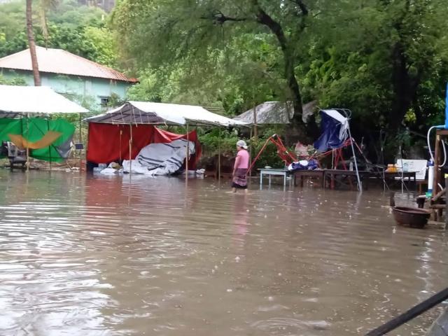 缅甸地震灾区遭遇暴雨袭击 灾民生活陷入新困境