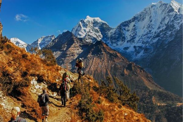尼泊尔在今年登山季节国外704名登山员颁发了登山许可证