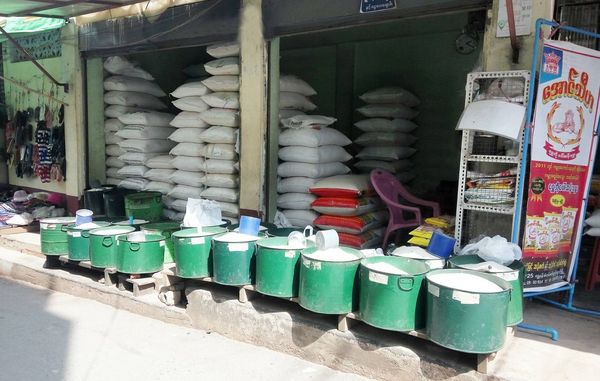 伊洛瓦底省毛淡棉遵县区4月间向仰光市输送出希亚大米7万包