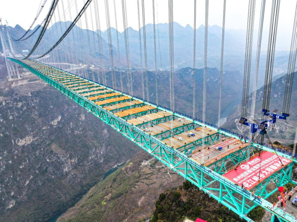 中国贵州省建成世界最高的一座桥梁