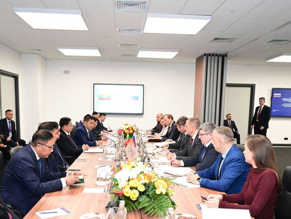 缅甸代总统敏昂莱大将与俄罗斯国家航天集团总经理会面 商讨加强两国航天技术合作