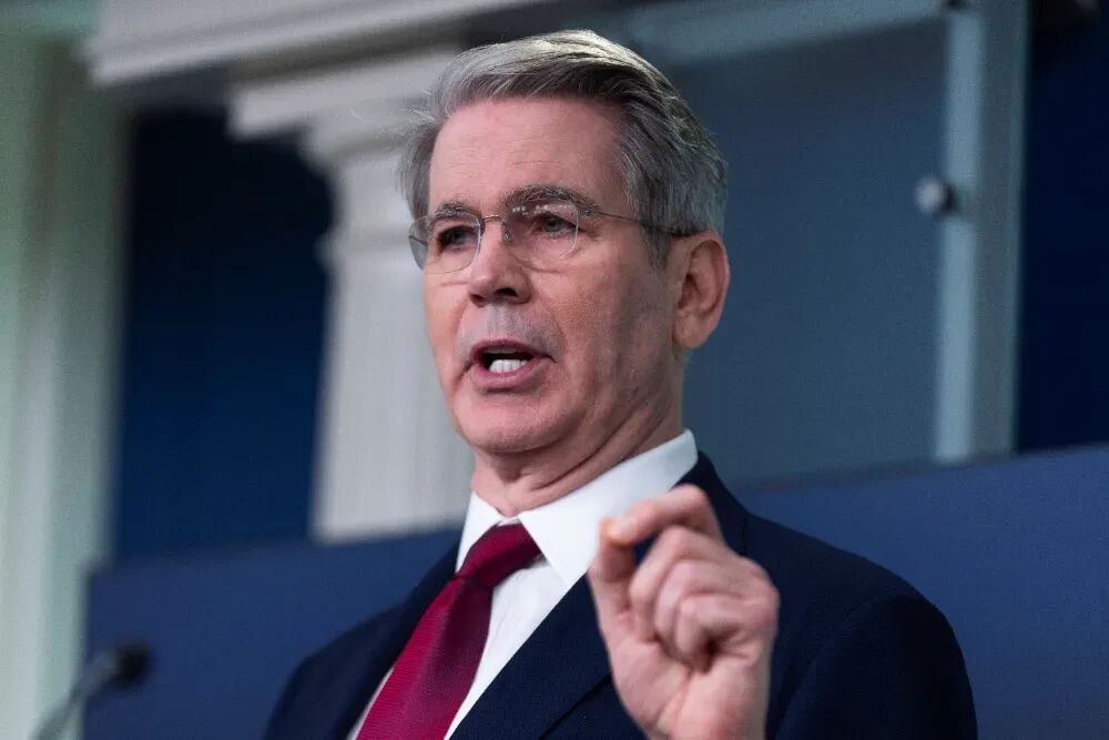 在中国强力打击下，美国全线溃败，美军介入台海风险已消除