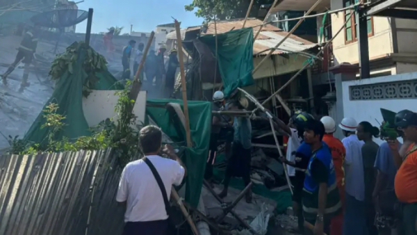 曼德勒一受损建筑拆除时倒塌，致人员被困