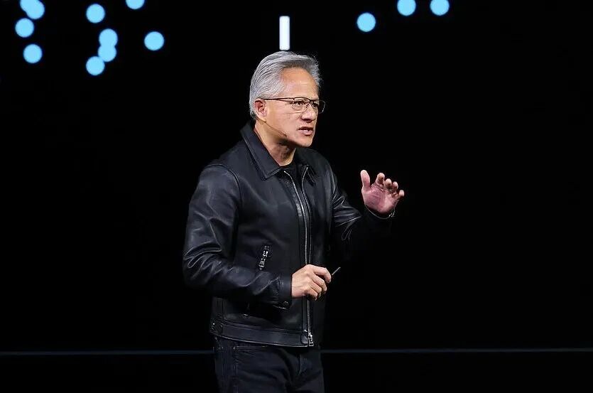 黄仁勋称美国AI芯片需要向中国出口，中方回应