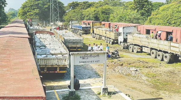 实皆省重建所需水泥经专列运抵并将继续分发