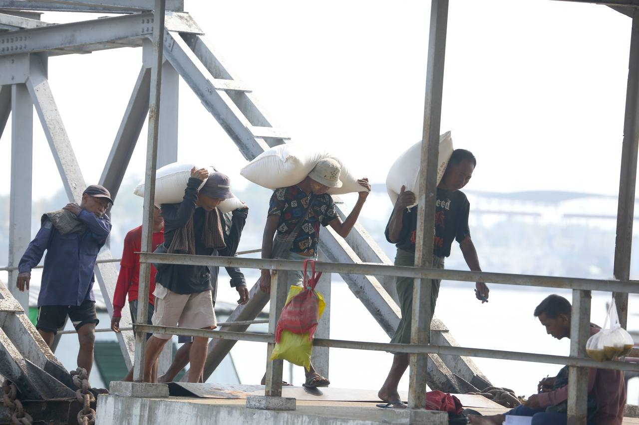 伊洛瓦底省英脉县区向仰光市输送出大量的“75天”品种稻谷