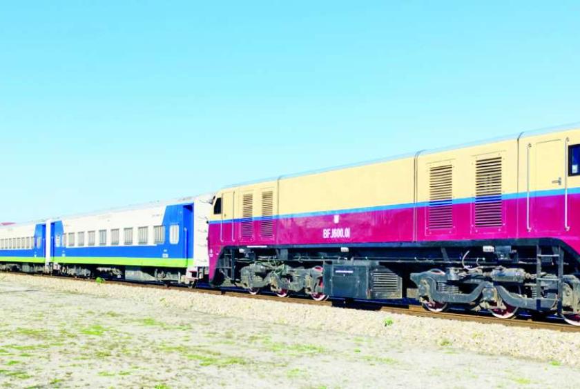 缅甸启用电池电力机车 内比都至曼德勒线路开通现代化空调列车