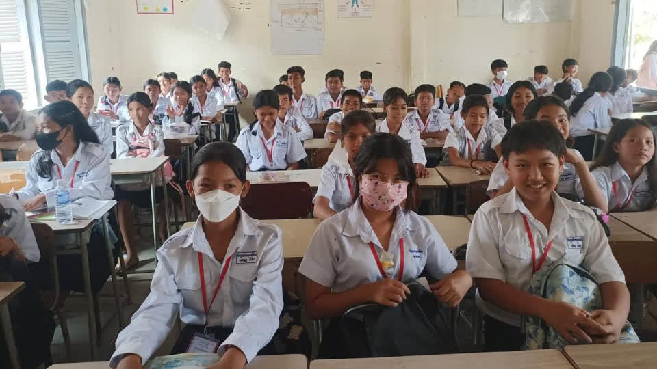 柬埔寨国家内学校学生辍学率男生比女生多