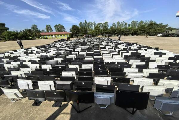 妙瓦底水沟谷缴获的诈骗相关电脑设备被压路机销毁