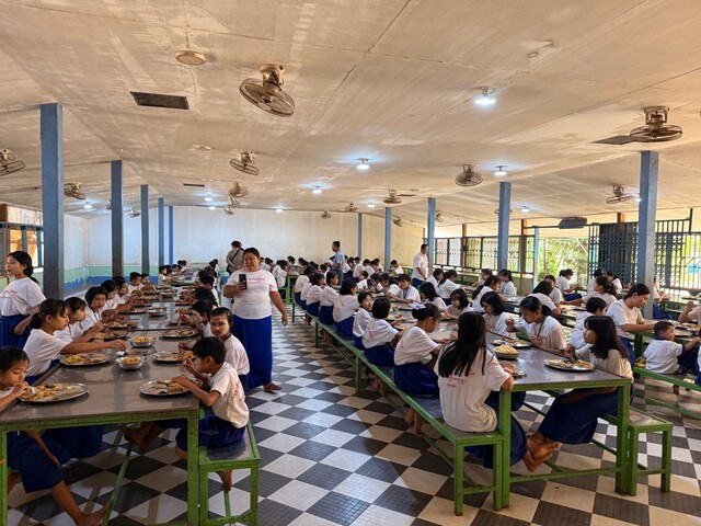 情系朱波——缅甸福建同乡总会赴端低镇孤儿院布施