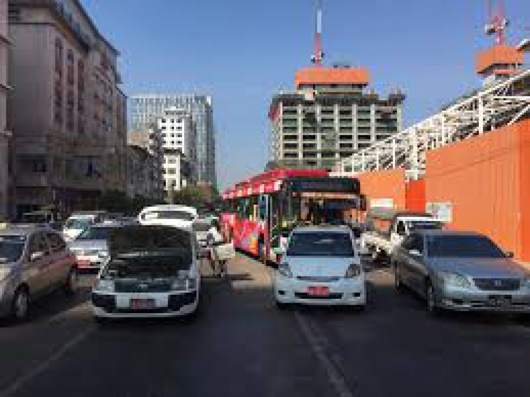 油价上涨催生拼车潮 仰光出租车超载现象频发