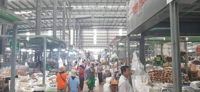 仰光省永盛镇区德茵贡鲜货大宗市场目前日入货车约3百辆