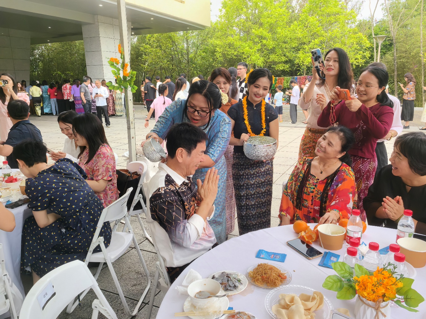 总领事为我泼水祝福