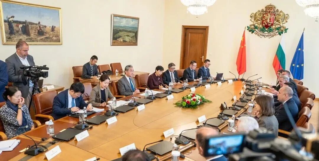 7天跑完4国连成一条线，中间走廊当备胎，中国这步棋下得稳